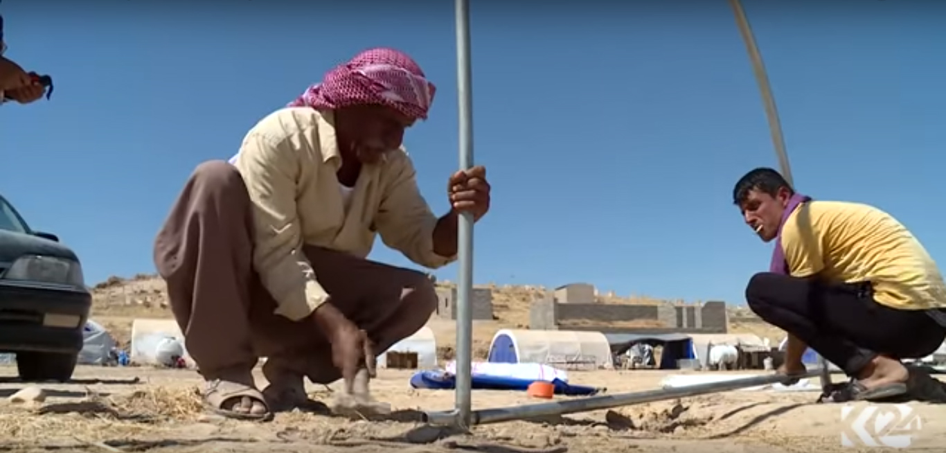 بالصور.. عائلات ايزيدية تعود الى وطنها لتعيش في المخيمات مرة اخرى